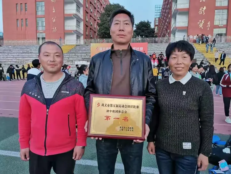 金牌背后的团结与拼搏精神